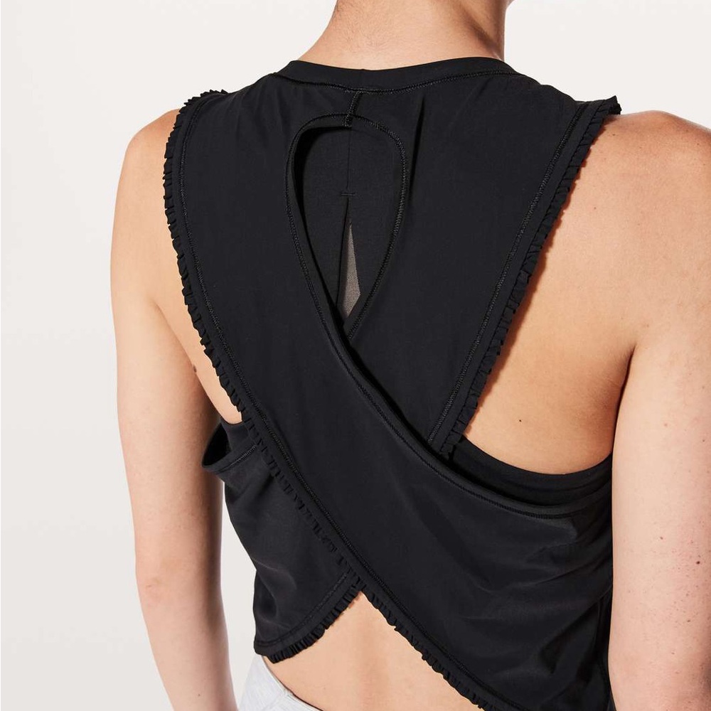 NWOT Lululemon fast as light frilled